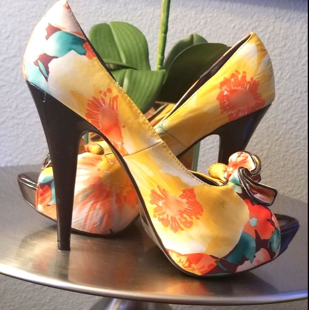 QUPID STILETTO PLATFORM HEELS SIZE 8